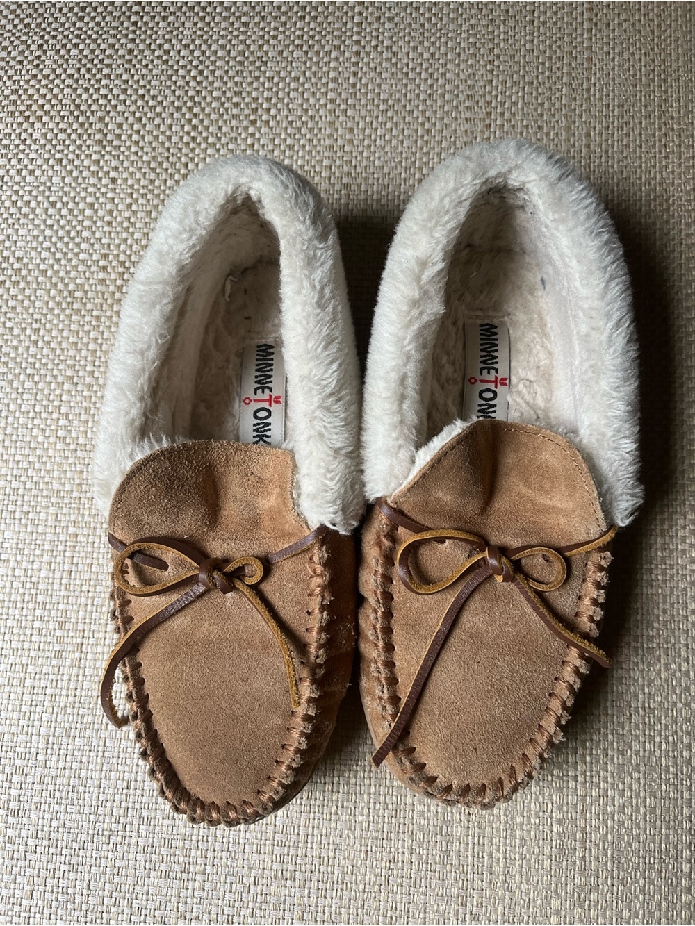Minnetonka Moccasin Alpine Fur lined slipper in Golden Tan Size 7